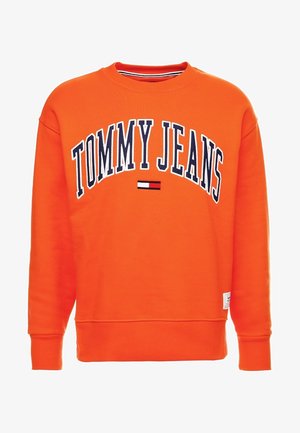 Orangefarbener Sweatshirt mit Rundhalsausschnitt und dem Schriftzug "TOMMY JEANS" in Marineblau und Weiß, darunter ein kleines rot-weiß-schwarzes Logo.