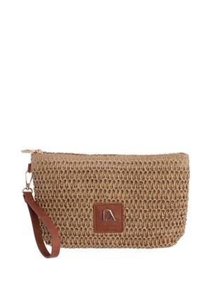 Bolso de mano beige tejido con correa de cuero marrón para la muñeca y parche cuadrado de cuero marrón con logo metálico.