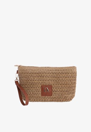 Bolso de mano beige tejido con correa de cuero marrón para la muñeca y parche cuadrado de cuero marrón con logo metálico.