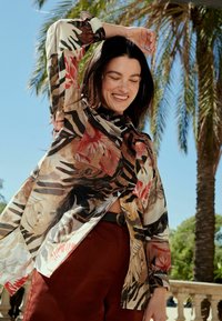 Next LONG SLEEVE REGULAR FIT - Cămașă - safari print