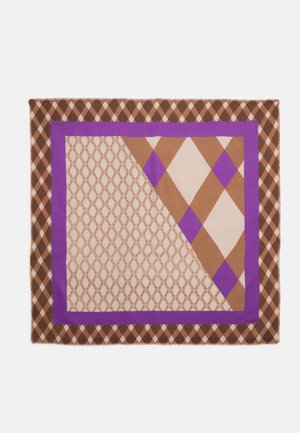 Foulard carré avec motifs losanges marron, beige et violet, ainsi que des motifs chaîne, encadré d’une bordure violette et d’un bord à carreaux marron.