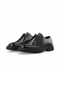 Schwarze Lederschuhe mit glänzendem Finish, flachen Schnürsenkeln und robusten Sohlen mit tiefen Profilmustern für besseren Halt und Haltbarkeit.