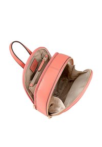 Perzikkleurige leren crossbody tas met twee ritscompartimenten, een soepele textuur, beige voering en details in goudkleurige hardware.