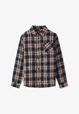 Camicia abbottonata a quadri blu navy e beige, realizzata in tessuto morbido, con maniche lunghe e una tasca sul petto con patta diagonale.