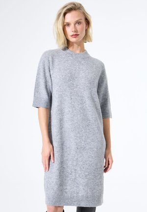 Robe en tricot grise avec des manches courtes, un col rond et un ourlet côtelé. Texture douce avec une coupe décontractée et une finition lisse.
