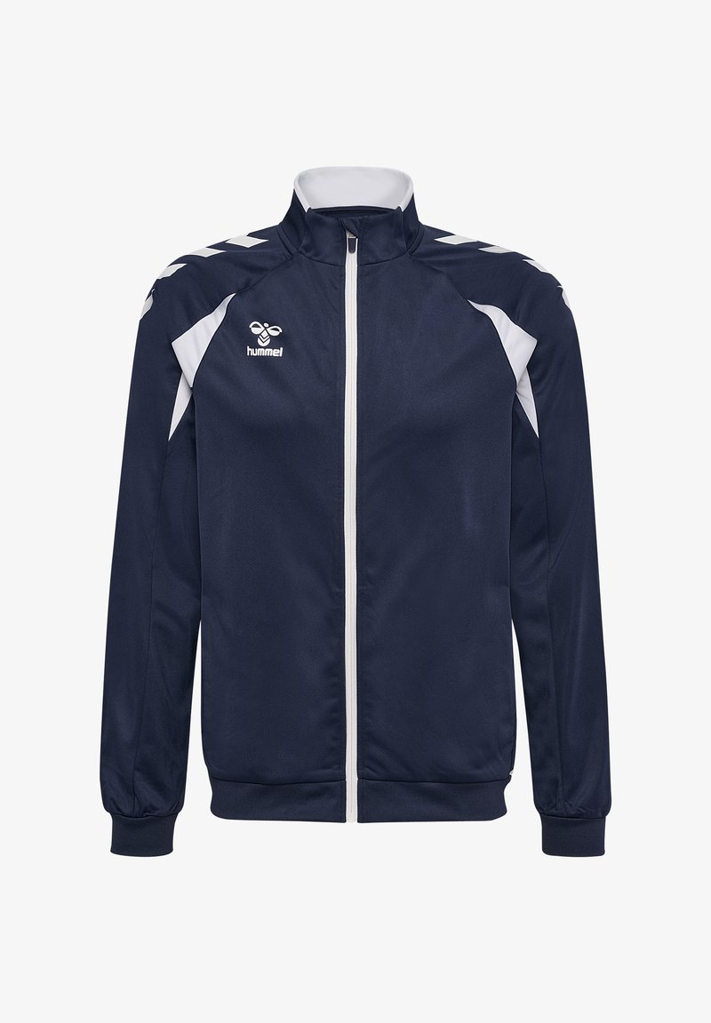 Marineblauwe en witte trainingsjas met volledige ritssluiting aan de voorkant, hoge kraag, witte chevronstrepen op de schouders en Hummel-logo op de borst.