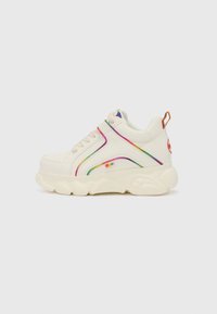 Zapatilla blanca con acentos y cordones multicolores. Presenta una suela gruesa y paneles laterales texturizados con un diseño de raya arcoíris.