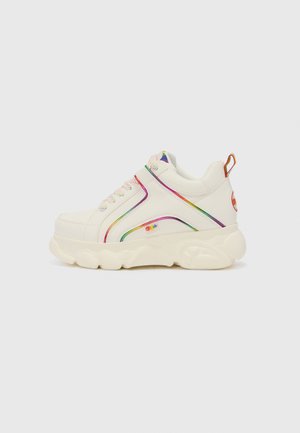 Witte sneaker met multikleurige accenten en veters. Voorzien van een dikke zool en gestructureerde zijpanelen met een regenboogstreepontwerp.