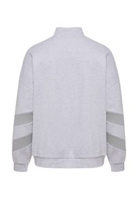 Ljusgrå sweatshirt med hög krage, med tre horisontella mörkgrå ränder på varje ärm. Mjuk textur och avslappnad passform.