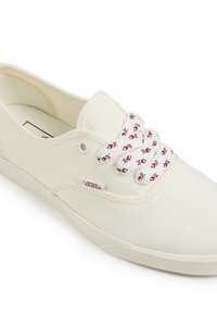 Weiße Leinensneaker mit Gummisohle, ausgestattet mit bestickten burgunderroten Akzenten an den Schnürsenkeln. Klassisches Schnürdesign.