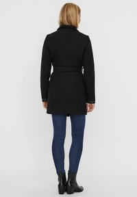 Vero Moda VMCALASISSEL JACKET - Kort kåpe / frakk - black