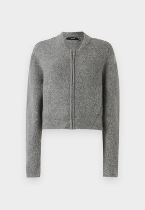 Grå strikket cropped cardigan med lynlås og lange ærmer samt ribbede manchetter på en hvid baggrund.