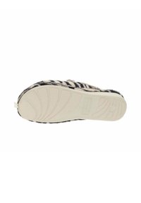 Zapatilla de felpa a rayas negras y crema con una suela texturizada y puntera redondeada, que presenta un exterior suave y peludo y un insert de goma blanca.