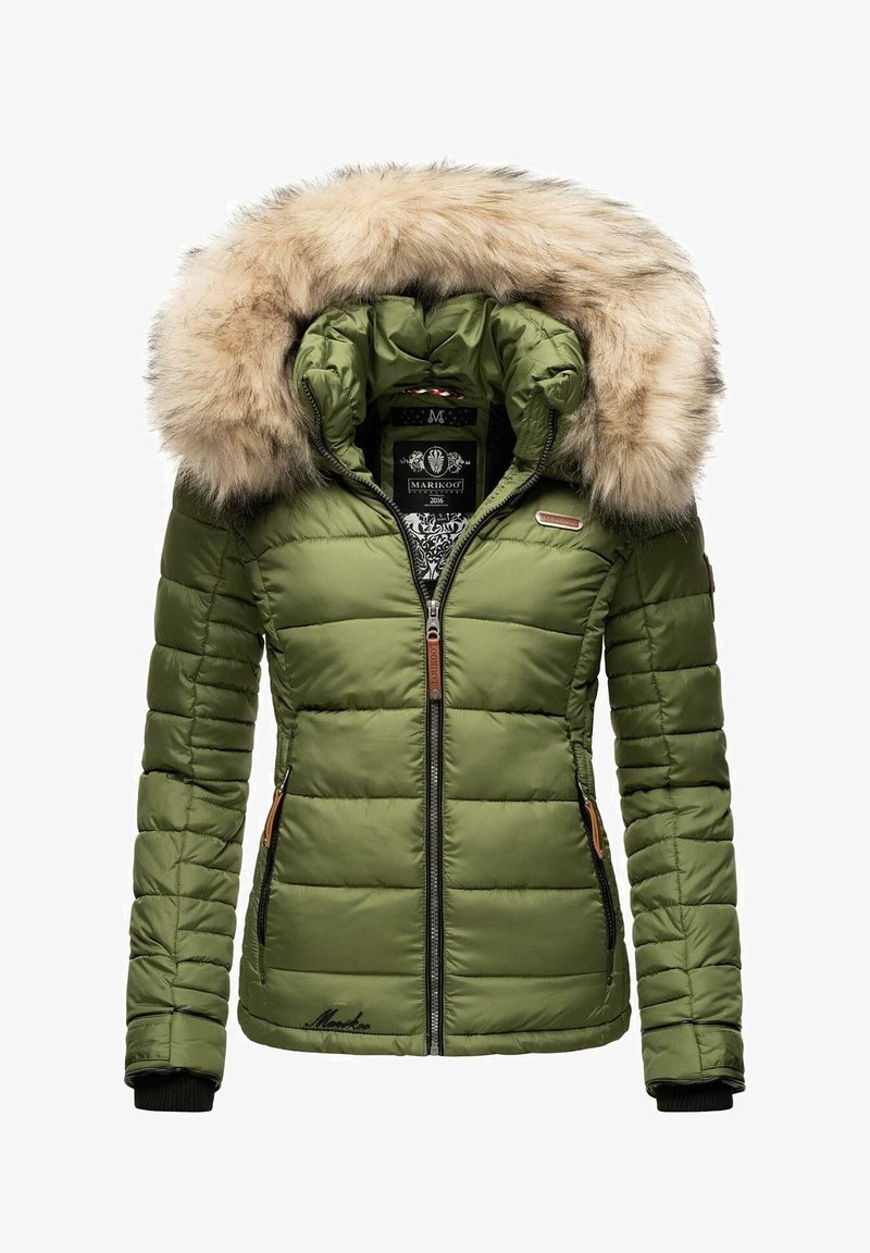 Veste d'hiver matelassée vert olive avec large capuche beige bordée de fourrure, fermeture éclair frontale et poches latérales zippées, coupe ajustée.