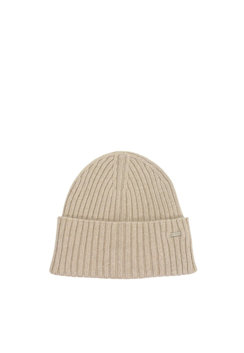 Beanie lavorato a maglia color beige chiaro con texture a costine, dotato di risvolto e di un piccolo cartellino con logo sul lato. Vestibilità morbida e aderente.