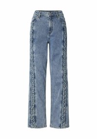 Jeans de pierna ancha de denim en azul claro con intrincados detalles trenzados en los laterales. Diseño de cintura alta con cinco bolsillos y cierre de botón metálico.