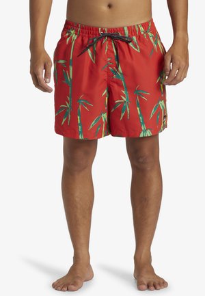 Rote Badeshorts aus leichtem Material mit einem grünen Bambusdruck. Sie verfügen über einen elastischen Bund mit Kordelzug.