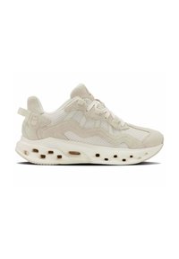 Beige Sneaker mit einem Obermaterial aus Mesh und Wildleder, Schnürverschluss, gepolsterter Sohle mit Belüftungsöffnungen und einer Zuglasche an der Ferse.