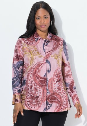 Langsleeve button-down shirt van roze stof met een paisleypatroon in rode, marineblauwe en gele accenten. Soepele textuur, klassieke kraag.