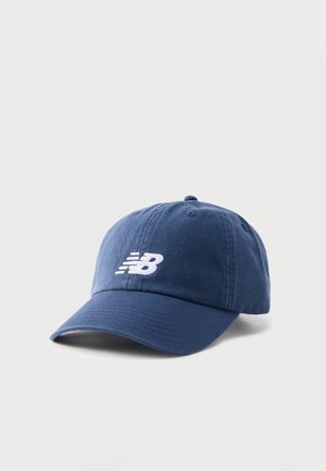 Casquette de baseball bleu marine à visière incurvée avec le logo "NB" brodé en blanc sur le devant, présentée sur un fond clair uni.