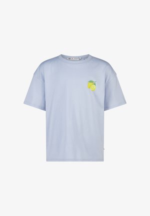 Lichtblauw T-shirt met korte mouwen, kleine citroengrafiek op de linkerborst, ronde hals en losse pasvorm.