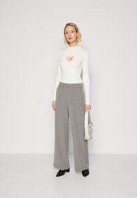 Guess HEART CUT-OUT MIA - Strickpullover - dove white