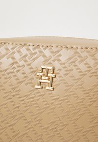 Tommy Hilfiger DISTINCT CAMERA BAG MONO - Cross body bag - khaki