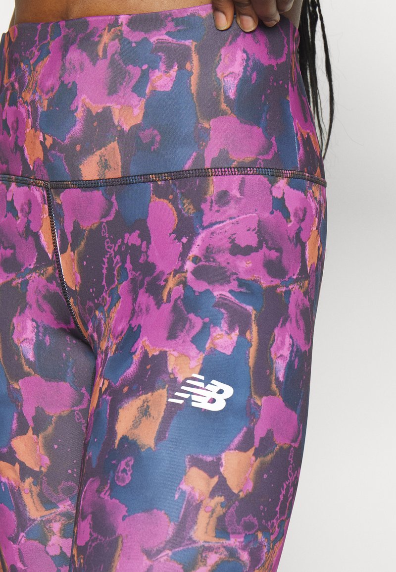 Legginsy z wysokim stanem w wielokolorowy wzór w odcieniach różu, fioletu i pomarańczy, z gładkim, teksturowanym wykończeniem oraz białym detalem z logo.