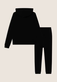 Felpa nera con cappuccio e pantaloni abbinati, entrambi realizzati in tessuto morbido. Presentano un cappuccio, polsini e vita elastica; design minimalista senza pattern.