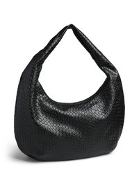 Fekete fonott bőrből készült táska hobo formával, minimális fémrészletekkel és nagy, lekerekített testtel. A felület jellegzetes kockás mintázatú.