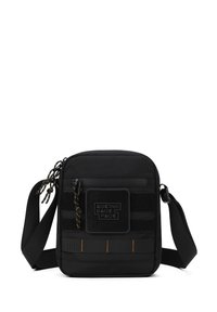 Borsa a tracolla nera realizzata in tessuto resistente, con forma rettangolare, tasca anteriore con zip, dettagli testurizzati e cuciture arancioni.