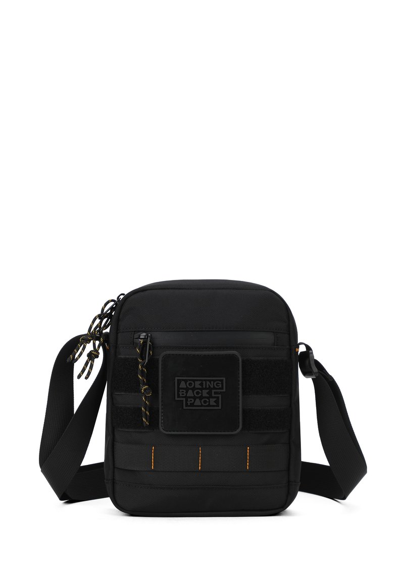 Borsa a tracolla nera realizzata in tessuto resistente, con forma rettangolare, tasca anteriore con zip, dettagli testurizzati e cuciture arancioni.