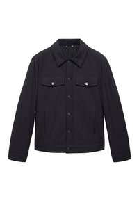 Czarna kurtka wykonana z gładkiego materiału, z kołnierzem z ostro zakończonymi klapami, zapinana na guziki z przodu, z dwoma kieszeniami na piersi i długimi rękawami.