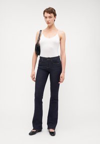 ONLY Tall ONLBLUSH MID STAYBLUE - Flared Jeans - dark blue denim