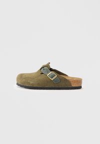 Olíva zöld velúr slip-on klumpa parafa talpbéléssel. Csattos pánttal és kerek orral rendelkezik, texturált gumitalpával.
