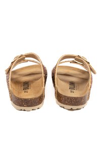 Sandales pailletées marron avec un pied en liège, deux sangles ajustables et une semelle en caoutchouc plate. Conçues pour le confort et la respirabilité.