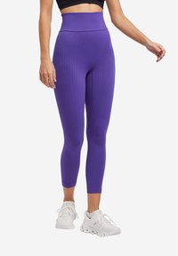 Leggings viola a vita alta con design testurizzato. Realizzati in tessuto elasticizzato, presentano una silhouette aderente e un taglio alla caviglia.