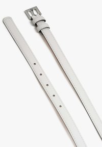 Weißer Leder-Gürtel mit elegantem Design, glatter Oberfläche, silberfarbener Metallschnalle und gleichmäßig verteilten Einstichlöchern.