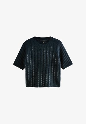 Krátky rukáv, tmavomodrý pletený sveter s vertikálnou rebrovou textúrou a malými výrezmi po prednej strane pre zvýraznenie dizajnu.