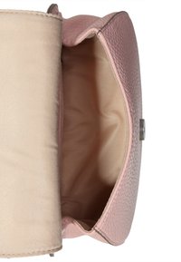 Borsa in pelle texturizzata di colore rosa con interno in tessuto beige. Il compartimento aperto rivela un rivestimento morbido e un delicato dettaglio di cucitura.