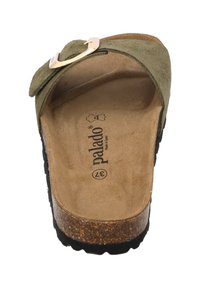 Sandal in suede verde oliva con tomaia curva e fibbia metallica, dotato di una soletta in sughero e di una suola esterna in gomma nera resistente.
