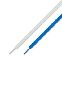 To flade skosnørebånd, et hvidt og et blåt, lagt parallelt på en hvid baggrund.