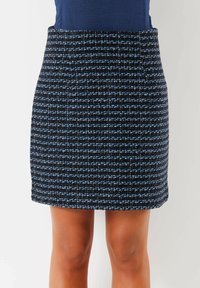 Marineblaues Tweed-Rock mit blauen und goldenen Akzenten, strukturierter Oberfläche und geradem Schnitt, der bis zur Mitte des Oberschenkels reicht.