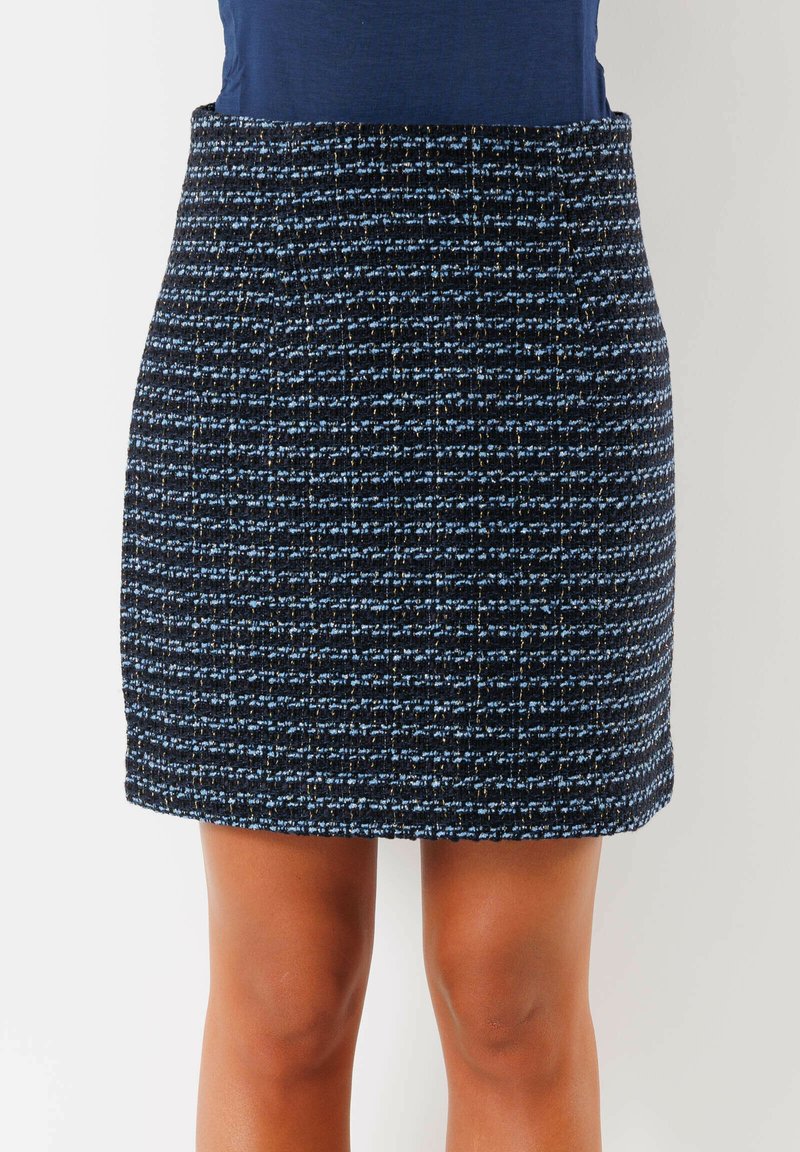 Marineblaues Tweed-Rock mit blauen und goldenen Akzenten, strukturierter Oberfläche und geradem Schnitt, der bis zur Mitte des Oberschenkels reicht.