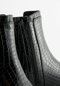 Next FOREVER COMFORT CHELSEA REGULAR WIDE FIT - Platvormtallaga poolsaapad - black croc effect