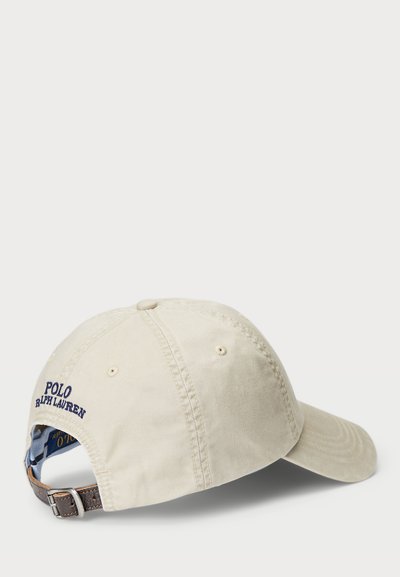Boné de algodão bege com bordado do texto "Polo Ralph Lauren", faixa de couro ajustável e um design estruturado.