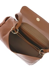 Borsa a mano in pelle marrone con finitura testurizzata, presenta una chiusura a scatto dorata e compartimenti interni. Include un manico ad anello per il trasporto.