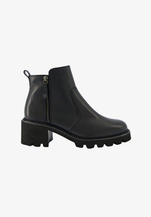 Schwarze Leder-Stiefelette mit robuster Sohle, seitlichem Reißverschluss und einer Schlaufe hinten. Glatte Textur mit minimalen Nähdetails.