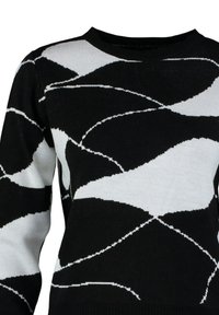 Pull à manches longues noir et blanc avec motif géométrique abstrait, courbé, à grande échelle et col rond.