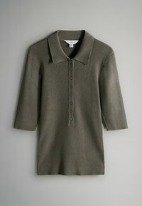 Polo verde scuro a costine con colletto, maniche corte e patta con sei bottoni. Realizzata in tessuto lavorato a maglia con texture.